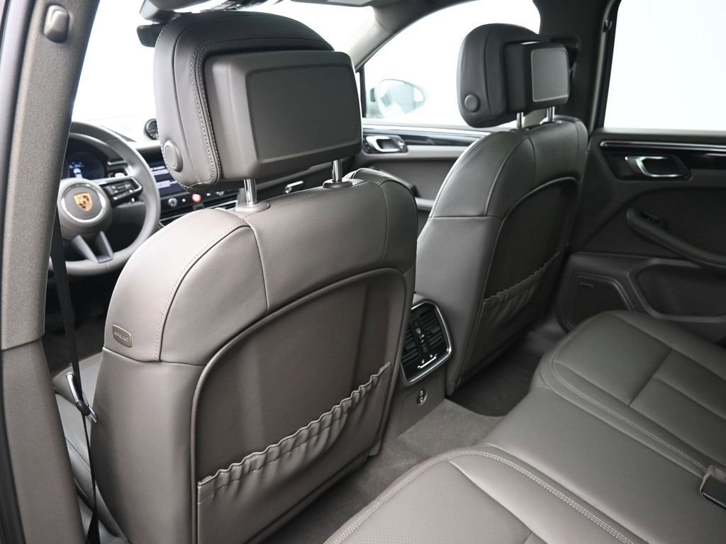 Certified 2026 Porsche Macan Turbo AWD/4WD image 8