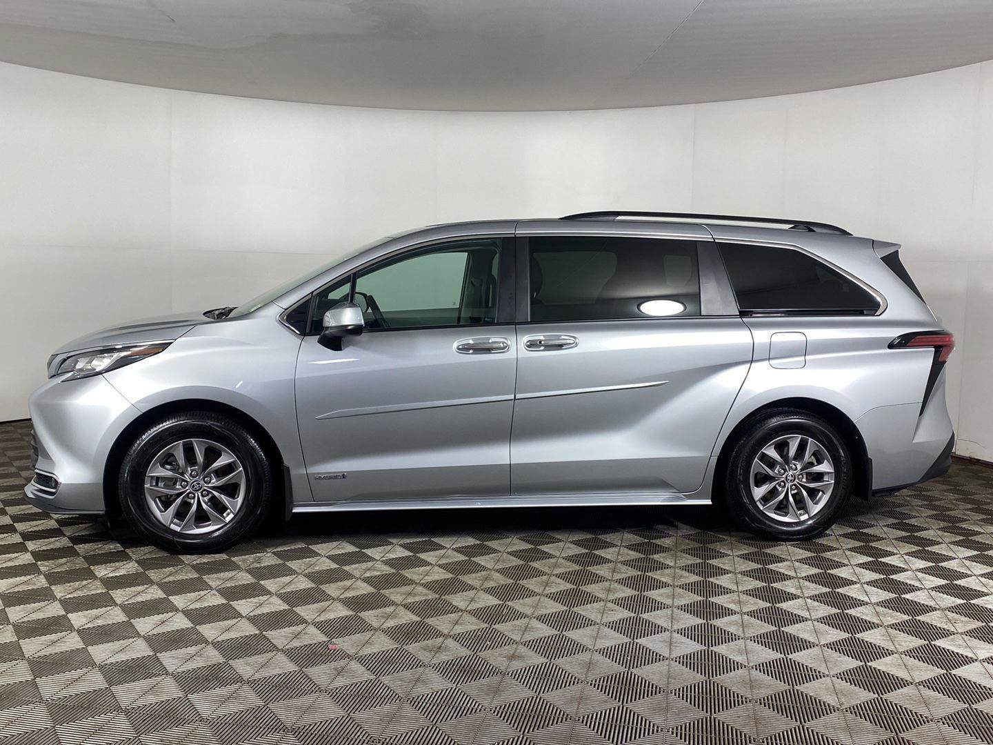 Used 2021 Toyota Sienna XLE AWD/4WD image 3