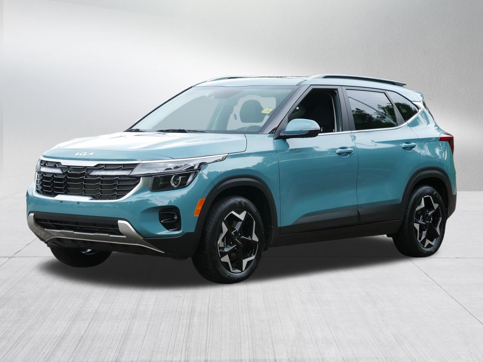 Certified 2025 Kia Seltos EX w/ EX Sunroof Package AWD/4WD image 3