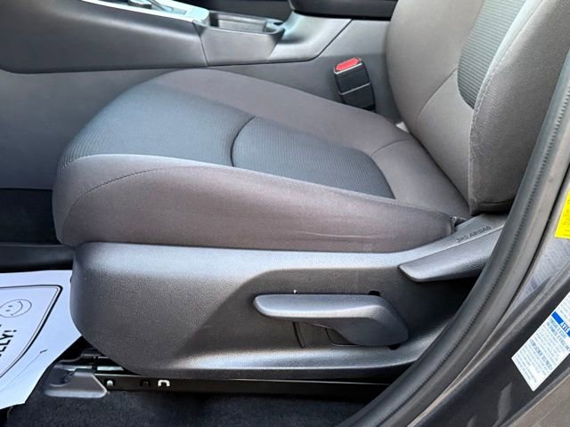 Used 2021 Toyota RAV4 LE AWD/4WD image 14