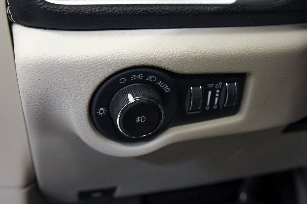 Used 2023 Chrysler Pacifica Limited image 17