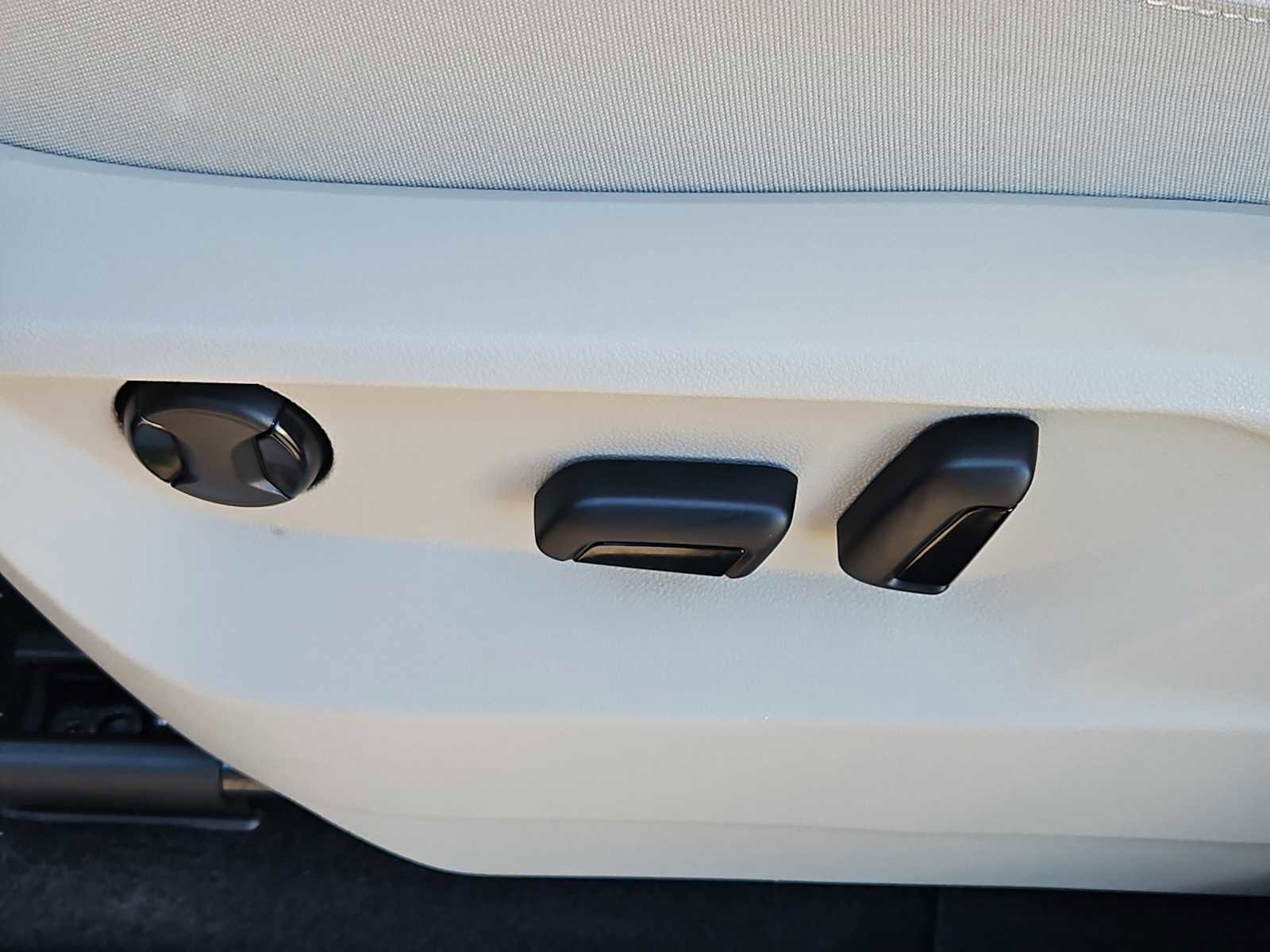 Certified 2025 Volkswagen Atlas SE image 23