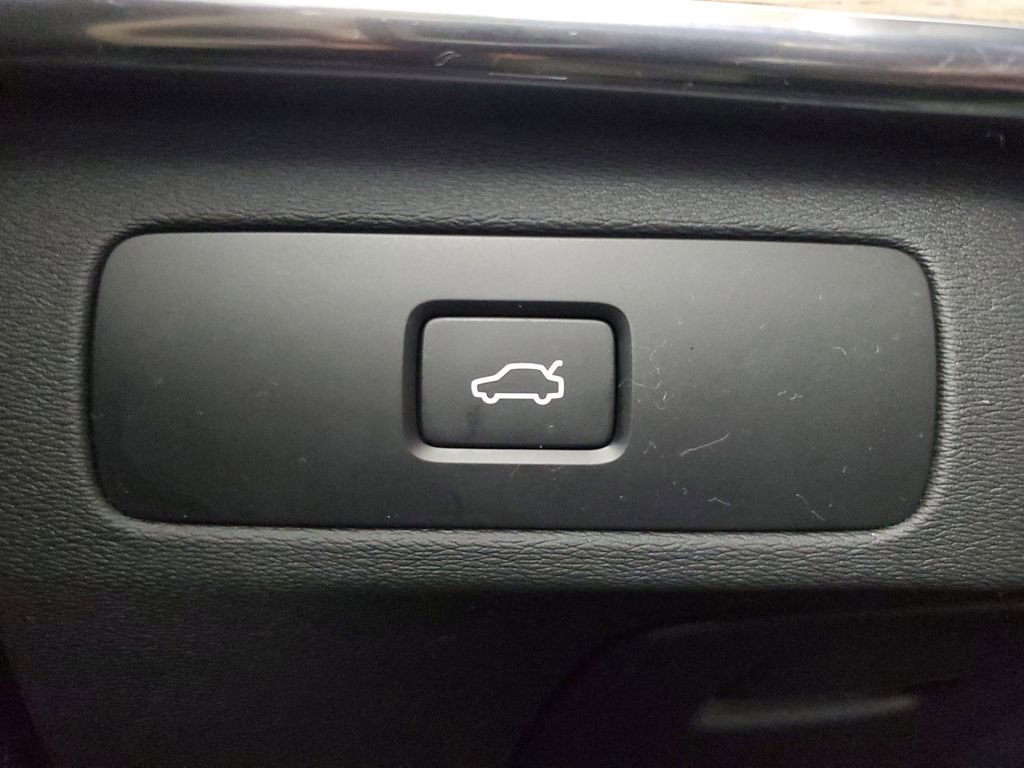 Certified 2025 Volvo XC90 B6 Plus image 38