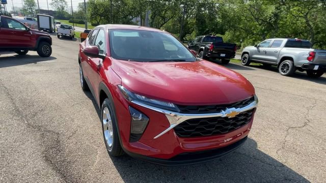 New 2026 Chevrolet Trax LS w/ LS Convenience Package FWD image 4