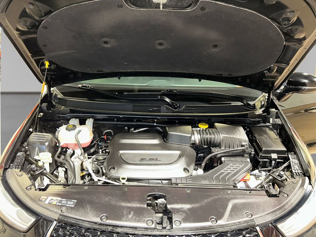 Used 2025 Chrysler Pacifica Select image 15