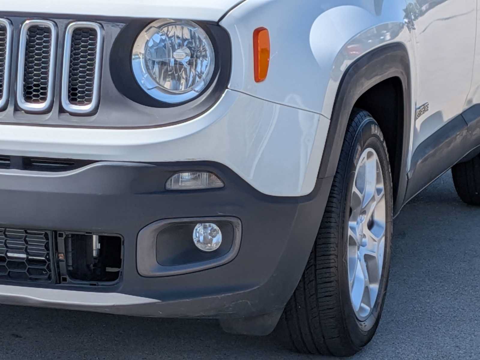 Used 2017 Jeep Renegade Latitude FWD image 10