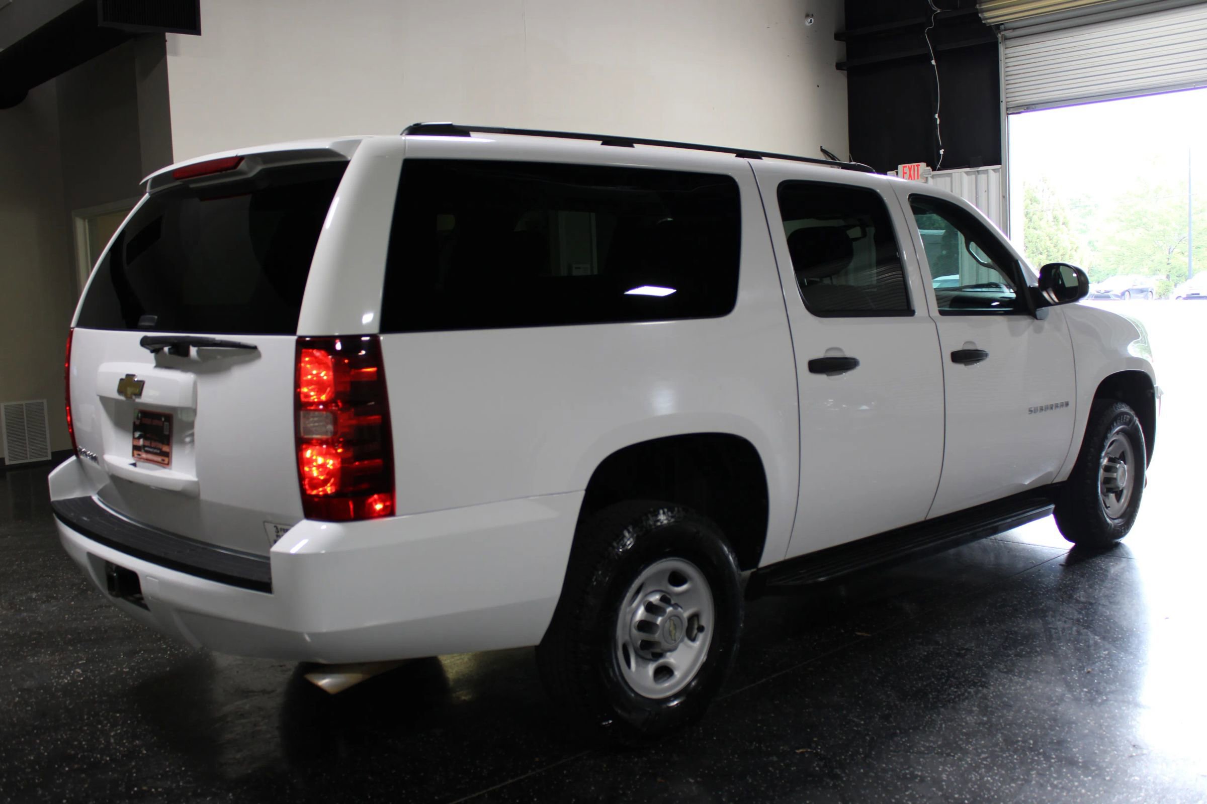 Used 2011 Chevrolet Suburban 2500 RWD image 3