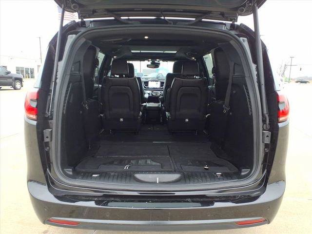 Used 2025 Chrysler Pacifica Limited image 22
