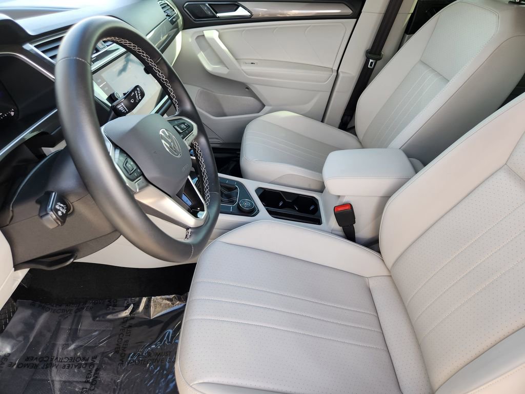 Used 2024 Volkswagen Tiguan SE w/ MDO Package, Two-Row image 3