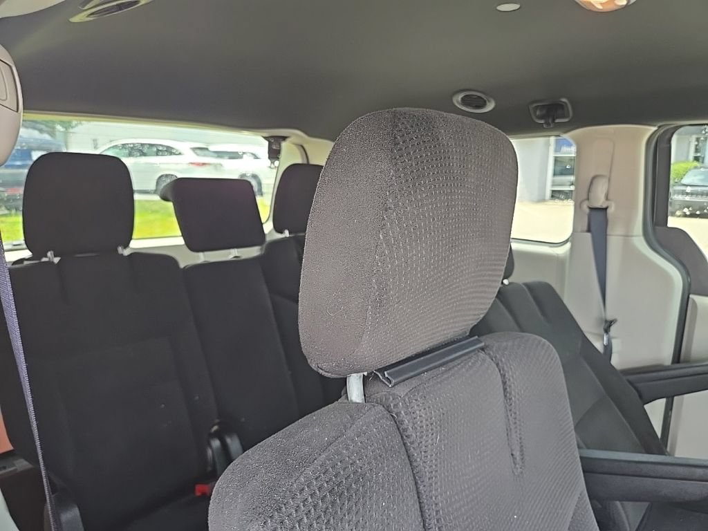 Used 2016 Dodge Grand Caravan SE FWD image 30