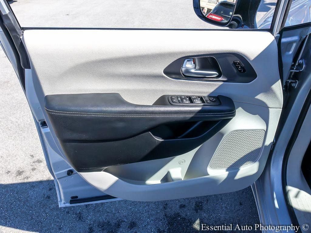 Used 2024 Chrysler Pacifica Touring-L image 22