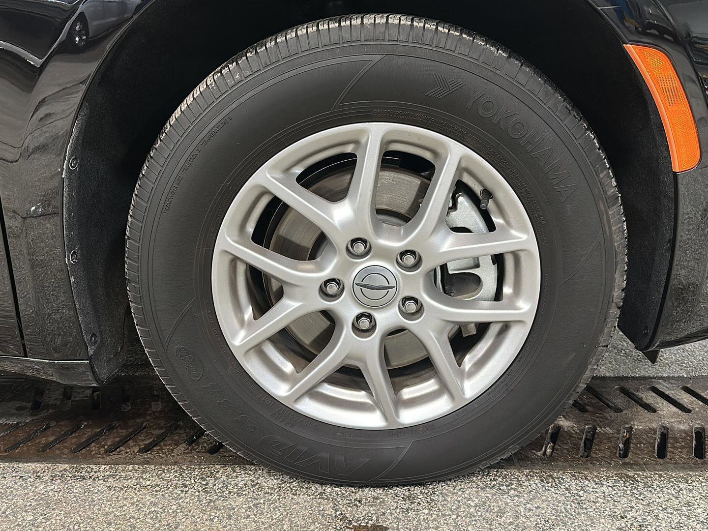Used 2025 Chrysler Pacifica Select FWD image 9