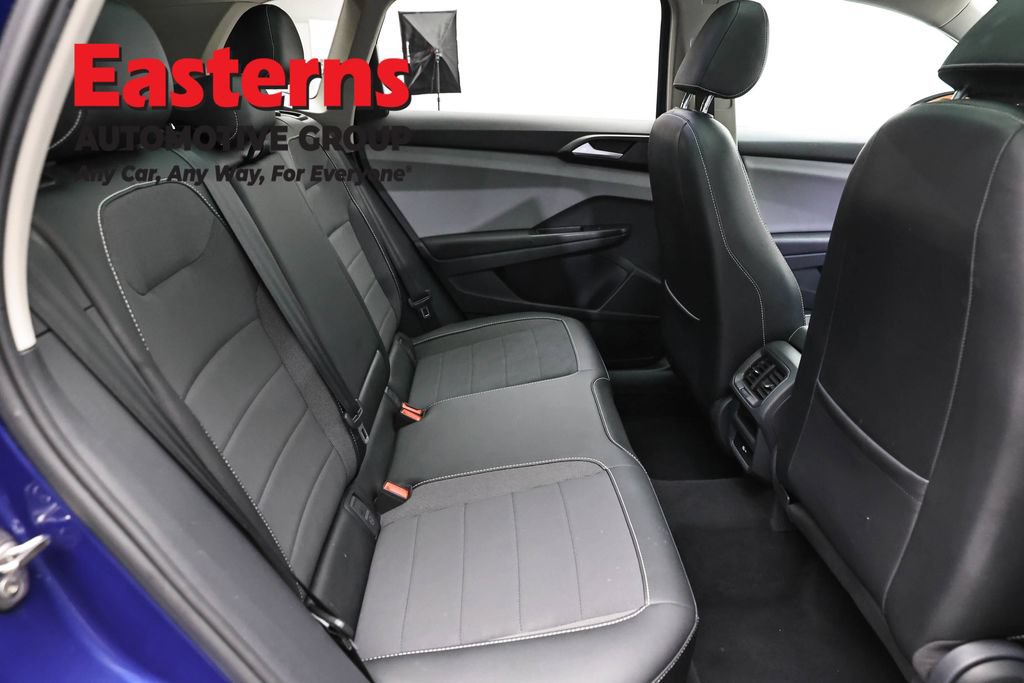 Used 2022 Volkswagen Taos SE w/ Panoramic Sunroof Package FWD image 23