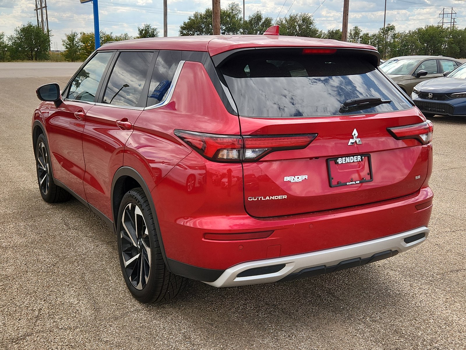 Used 2024 Mitsubishi Outlander SE image 3