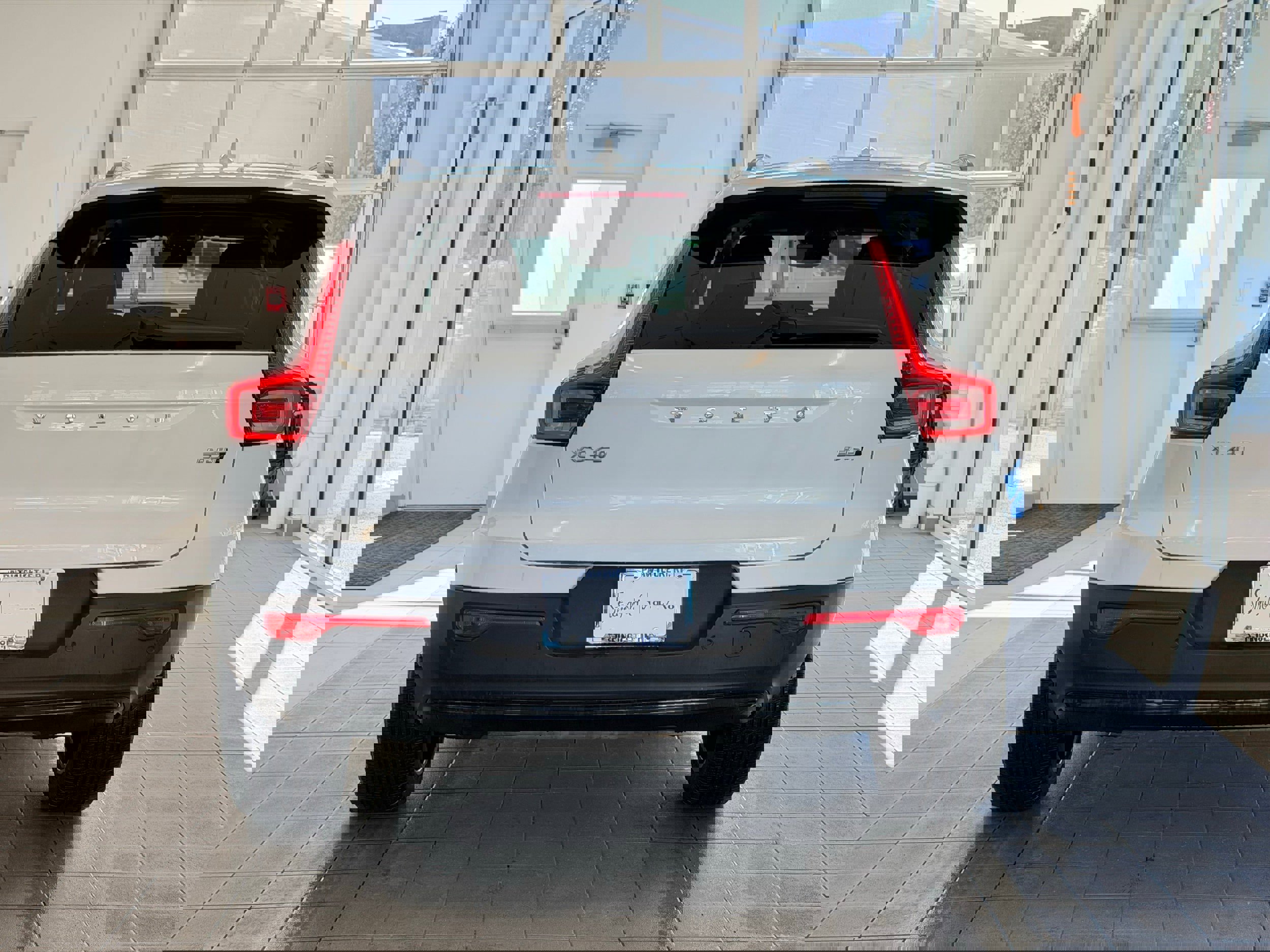 Certified 2025 Volvo XC40 B5 Plus image 7