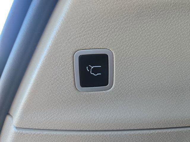 Used 2024 Chrysler Pacifica Touring-L FWD image 10