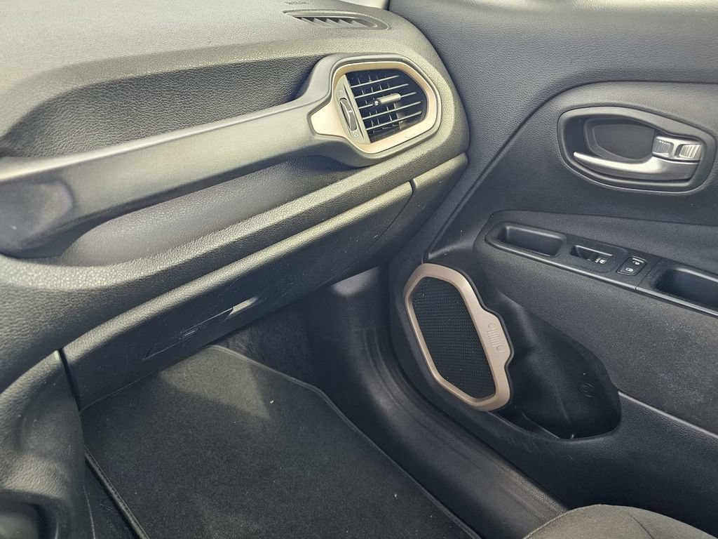 Used 2017 Jeep Renegade Latitude FWD image 33