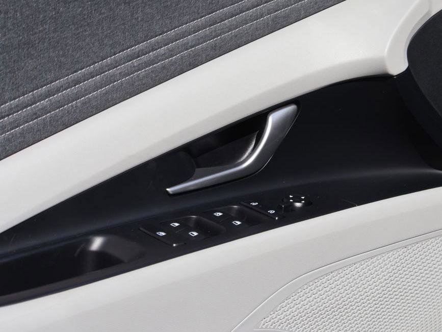 New 2026 Hyundai Elantra Limited image 23