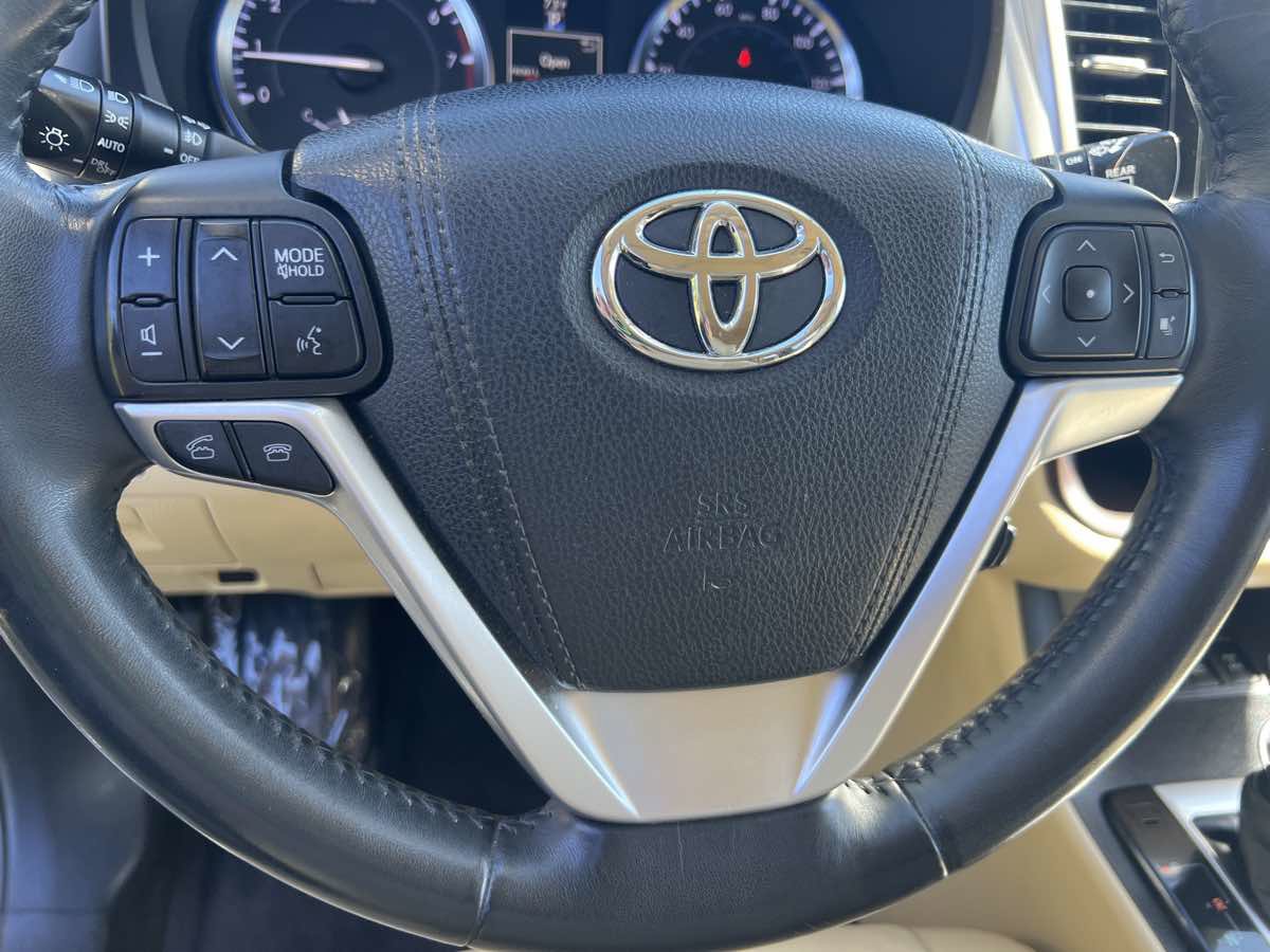 Used 2015 Toyota Highlander XLE image 3