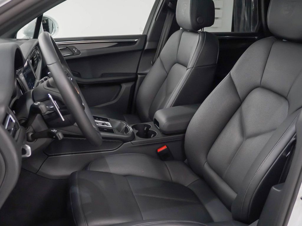 Certified 2025 Porsche Macan image 5
