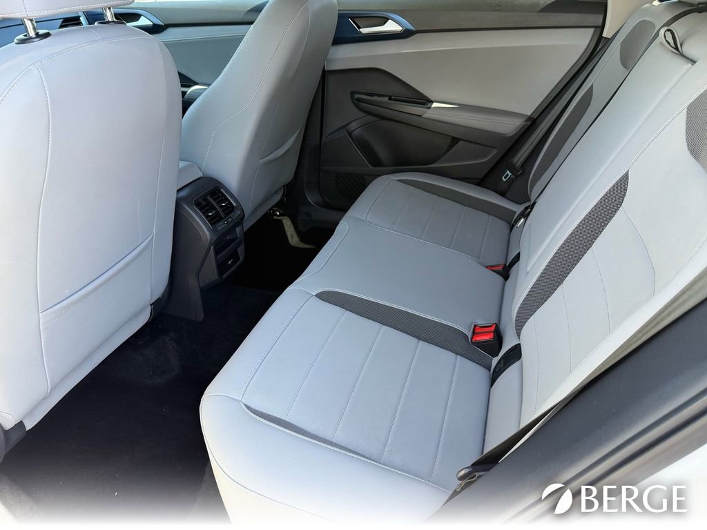 Used 2024 Volkswagen Taos SE FWD image 17
