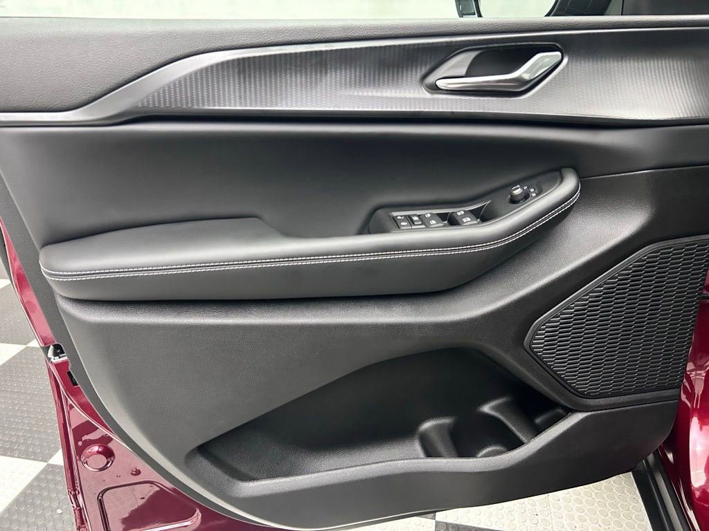 New 2025 Jeep Grand Cherokee Altitude image 10