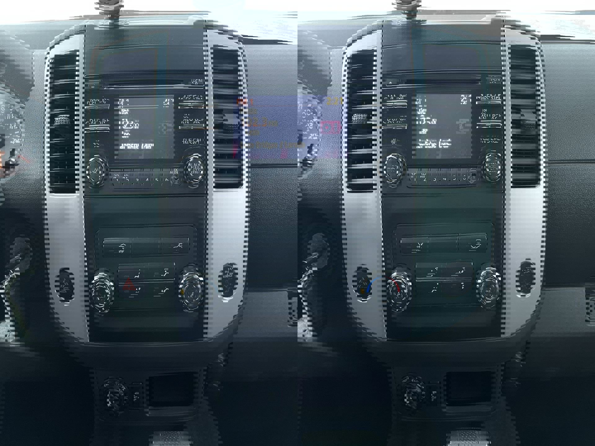 Used 2013 Nissan Frontier SV image 18