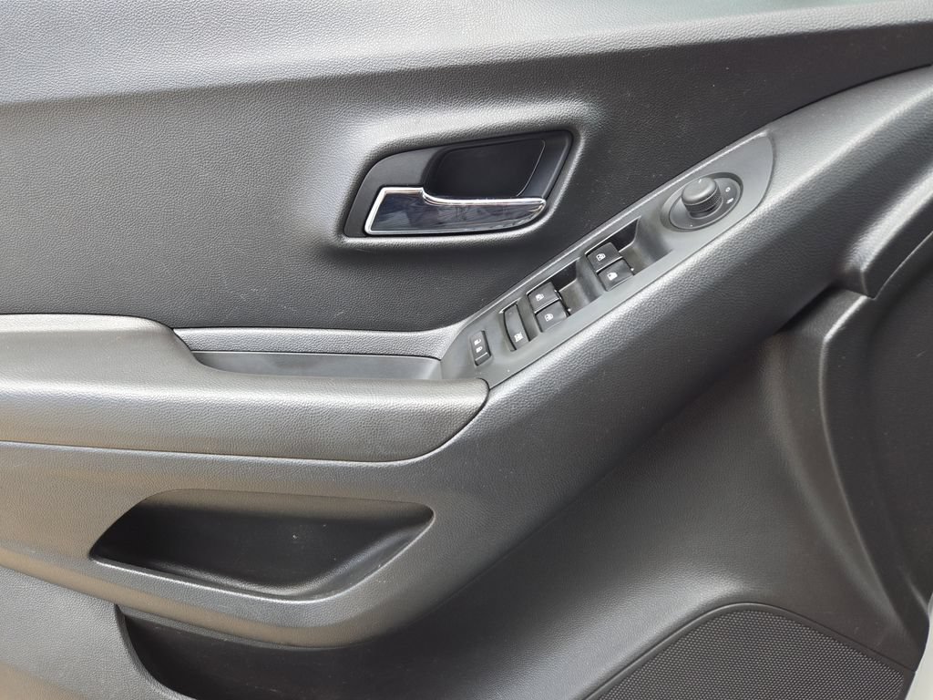 Used 2020 Chevrolet Trax LT w/ LT Convenience Package FWD image 18