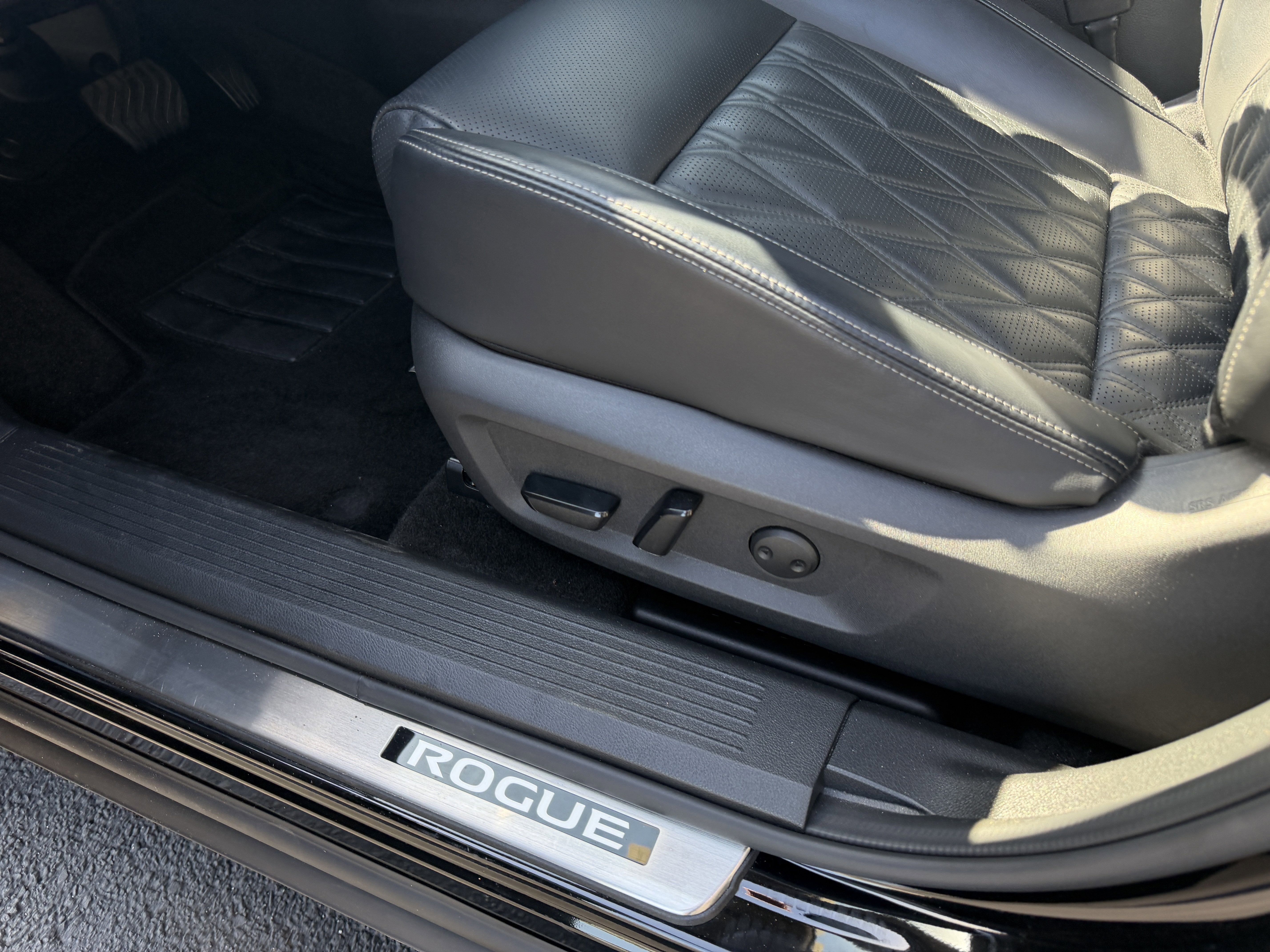 Used 2022 Nissan Rogue Platinum w/ Head-Up Display Package image 14