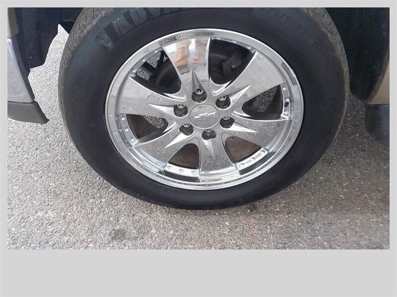 Used 2006 Chevrolet Suburban LT w/ Preferred Equipment Group AWD/4WD image 12