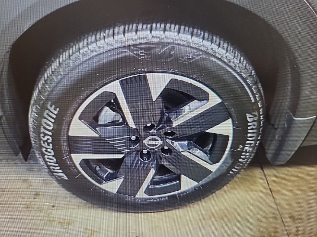 Used 2025 Nissan Kicks SV AWD/4WD image 15