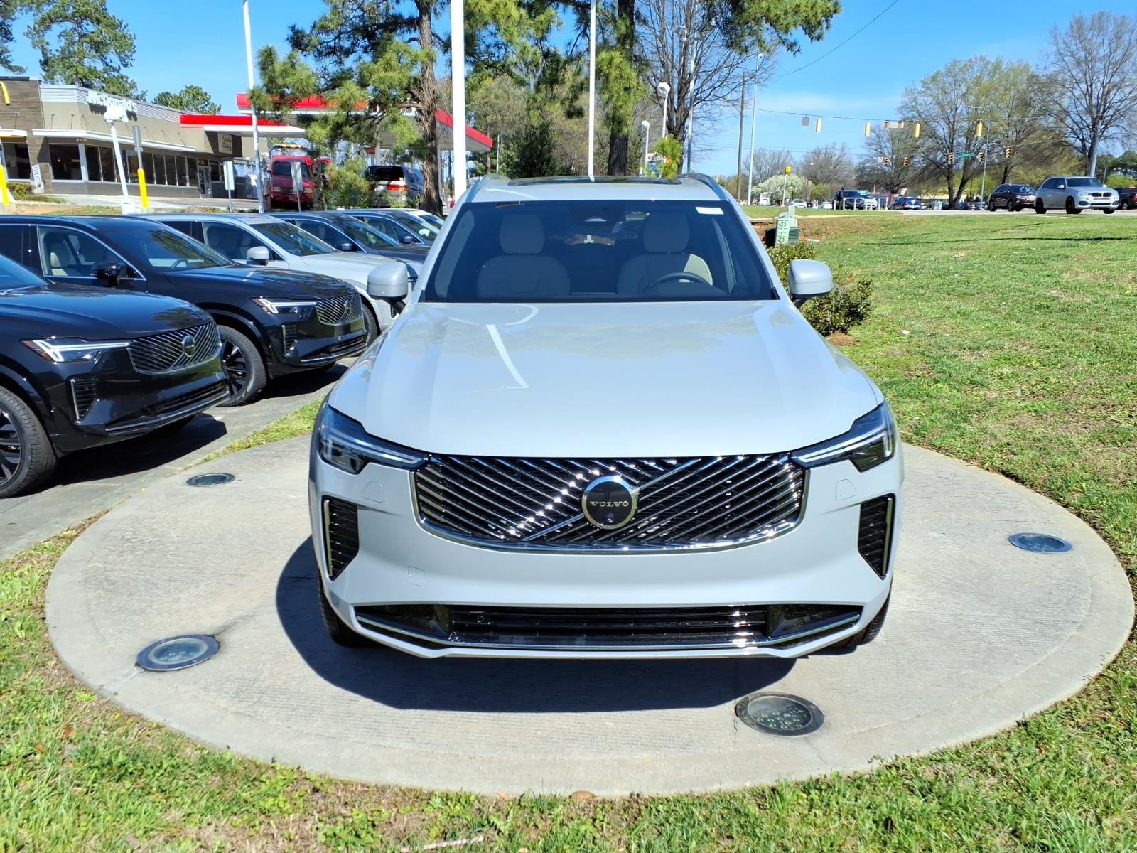 New 2026 Volvo XC90 B6 Plus w/ Protection Package Premier AWD/4WD image 2