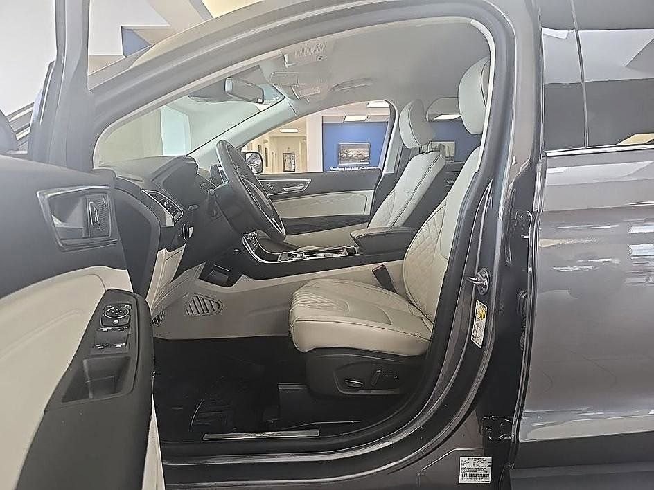 Used 2023 Ford Edge Titanium image 11