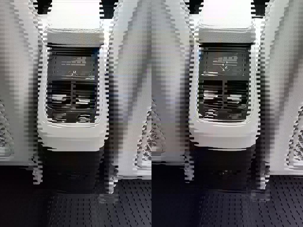 Used 2022 Volvo XC90 T6 Momentum w/ Advanced Package image 16