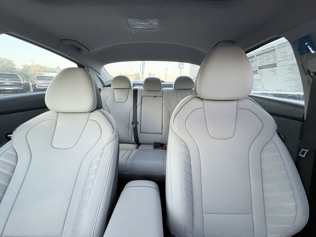 New 2025 Hyundai Elantra Limited image 24
