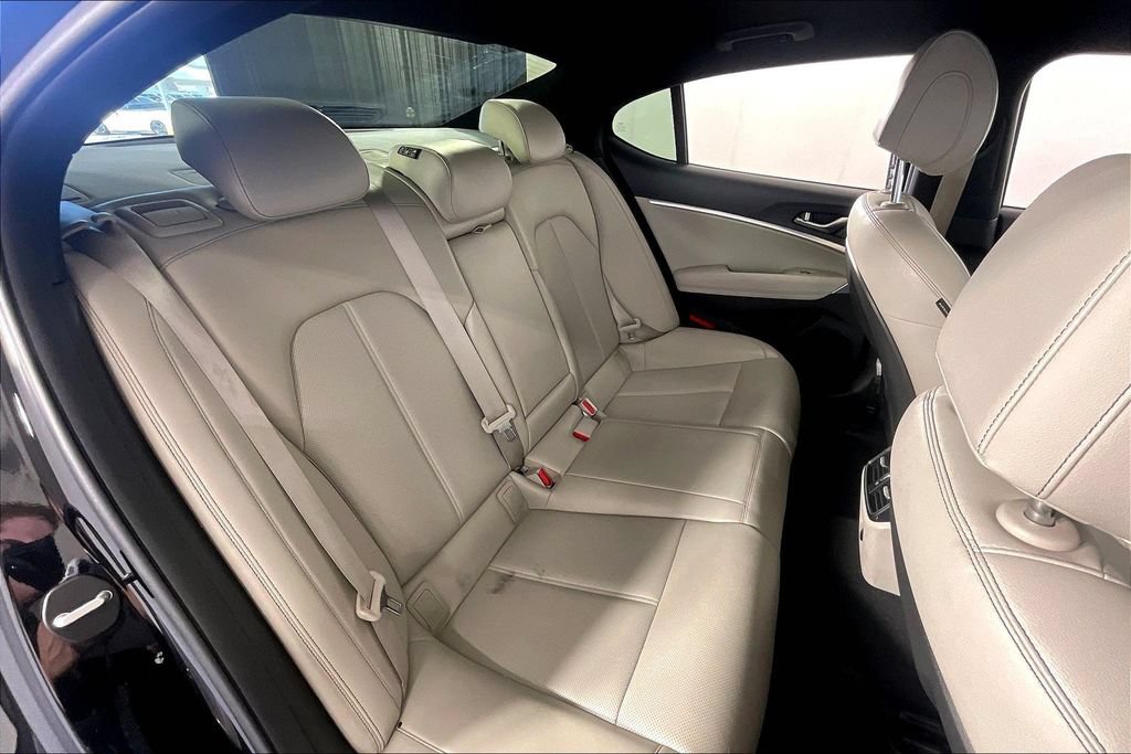 Used 2022 Genesis G70 2.0T RWD image 36