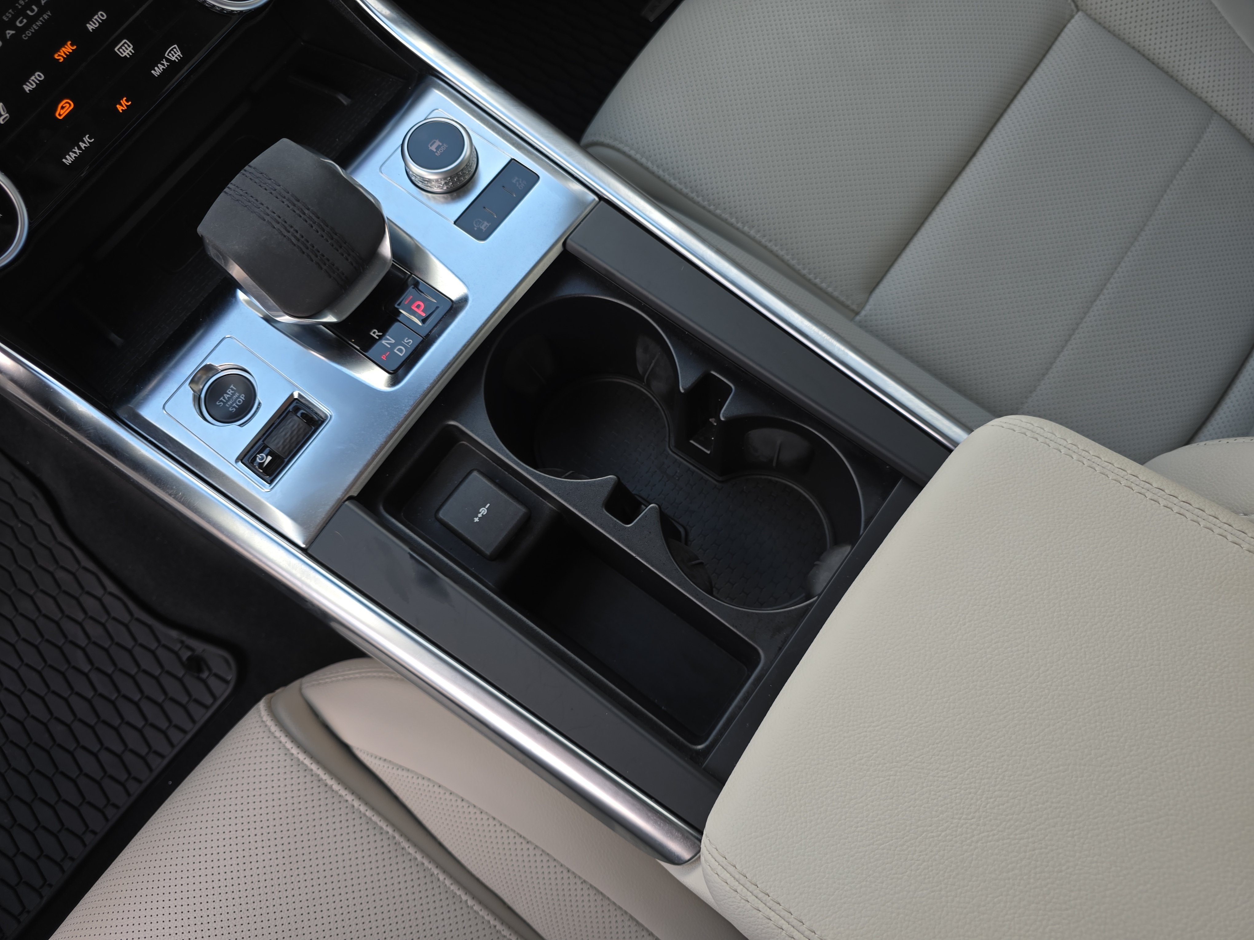 Used 2022 Jaguar XF SE RWD image 26