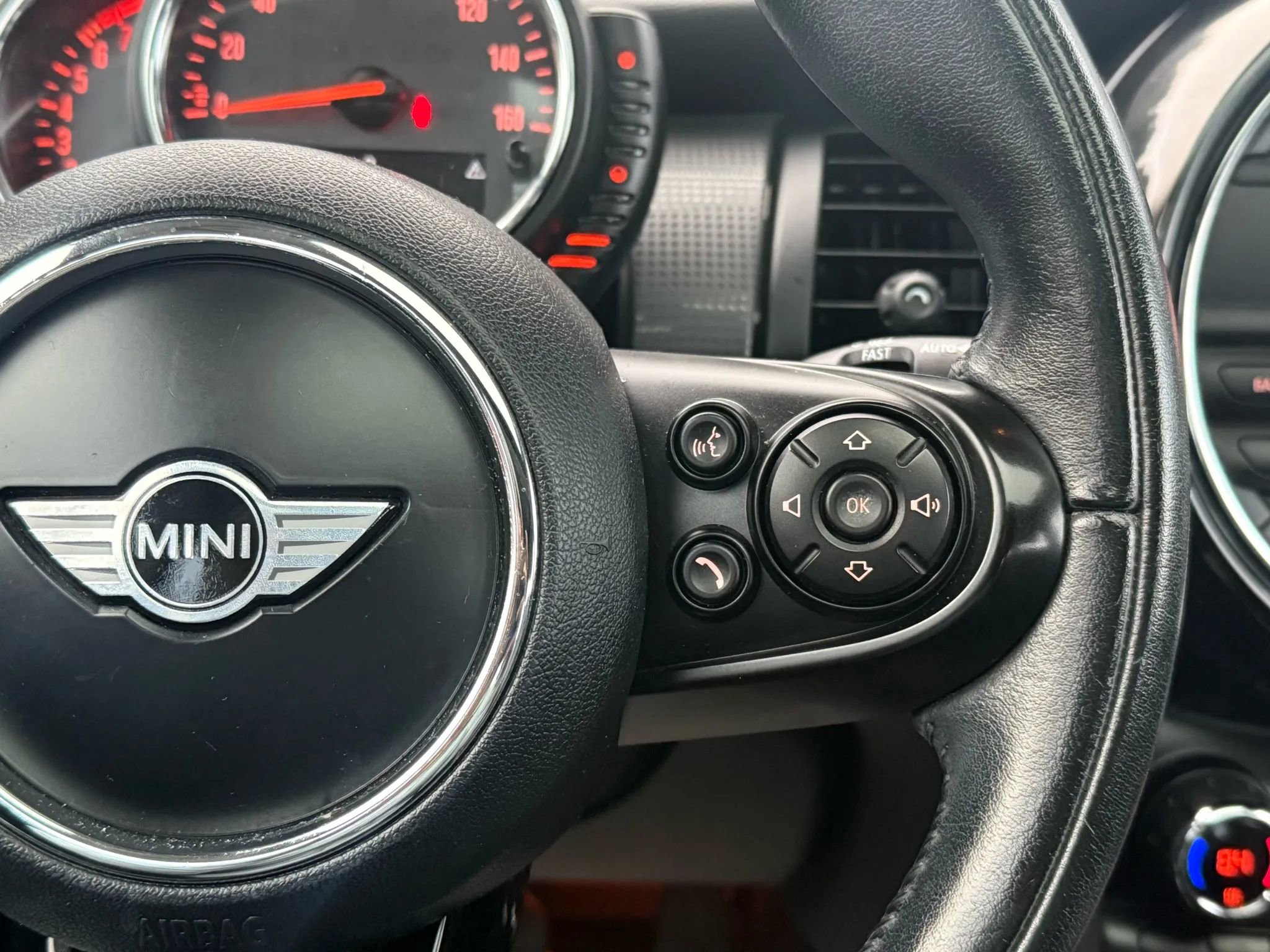 Used 2015 MINI Cooper 4-Door Hardtop image 30