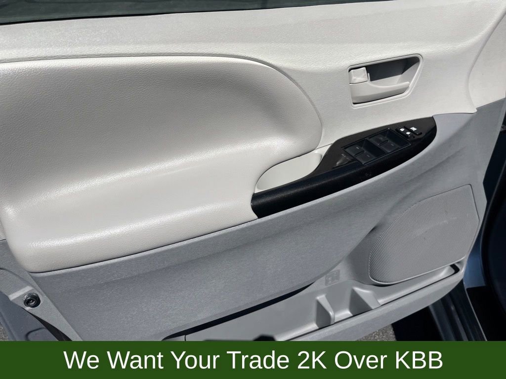 Used 2014 Toyota Sienna LE image 9