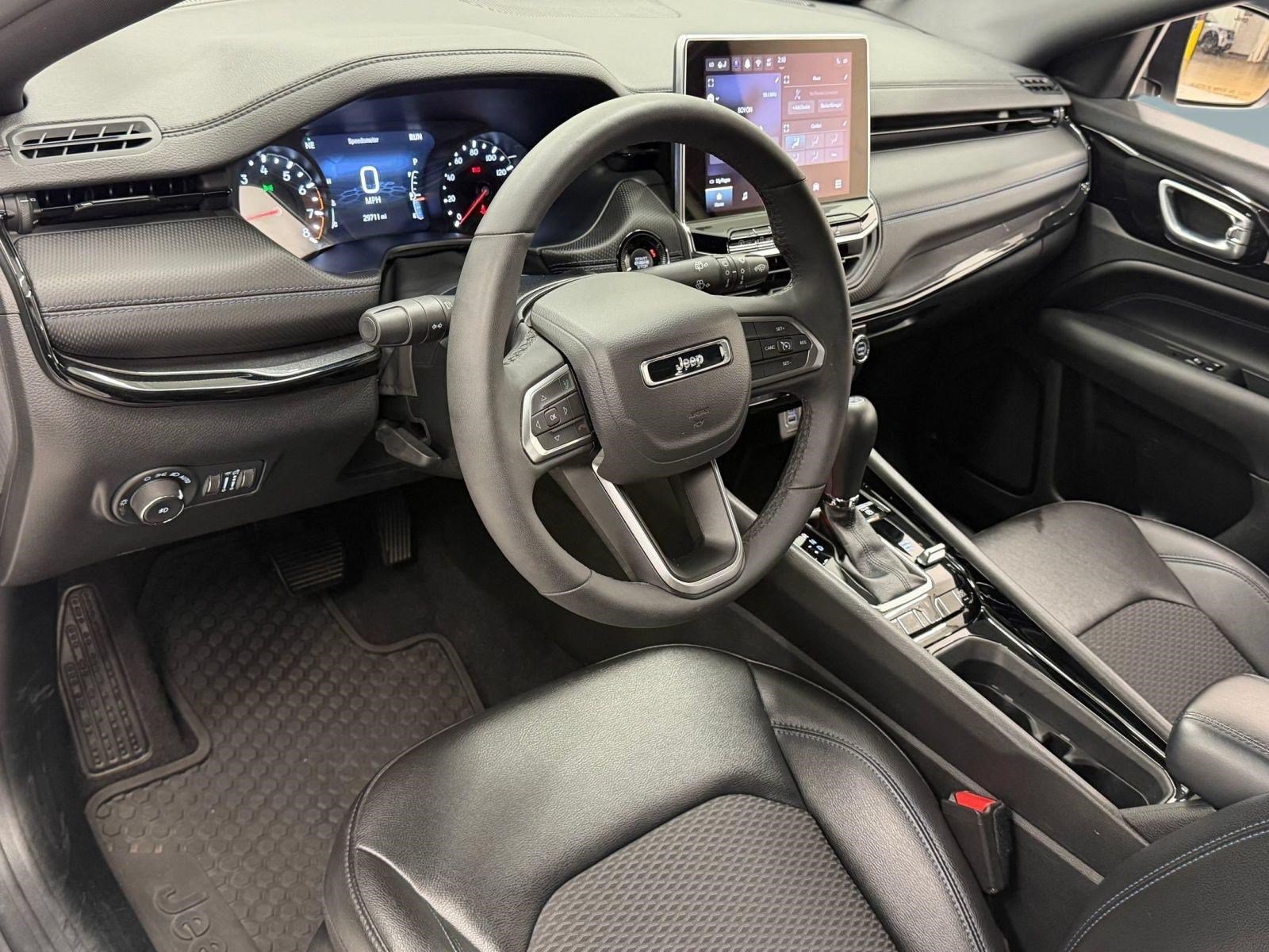 Used 2025 Jeep Compass Latitude w/ Convenience Group AWD/4WD image 3