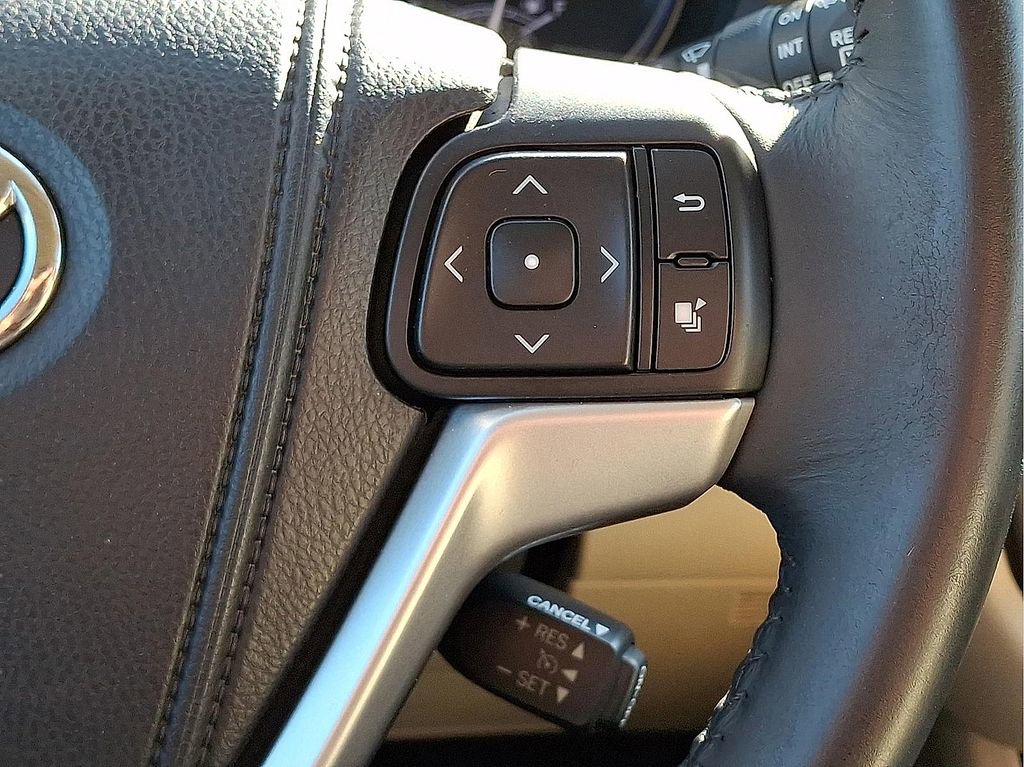 Used 2014 Toyota Highlander XLE image 24