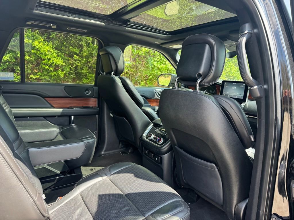 Used 2018 Lincoln Navigator Select image 12