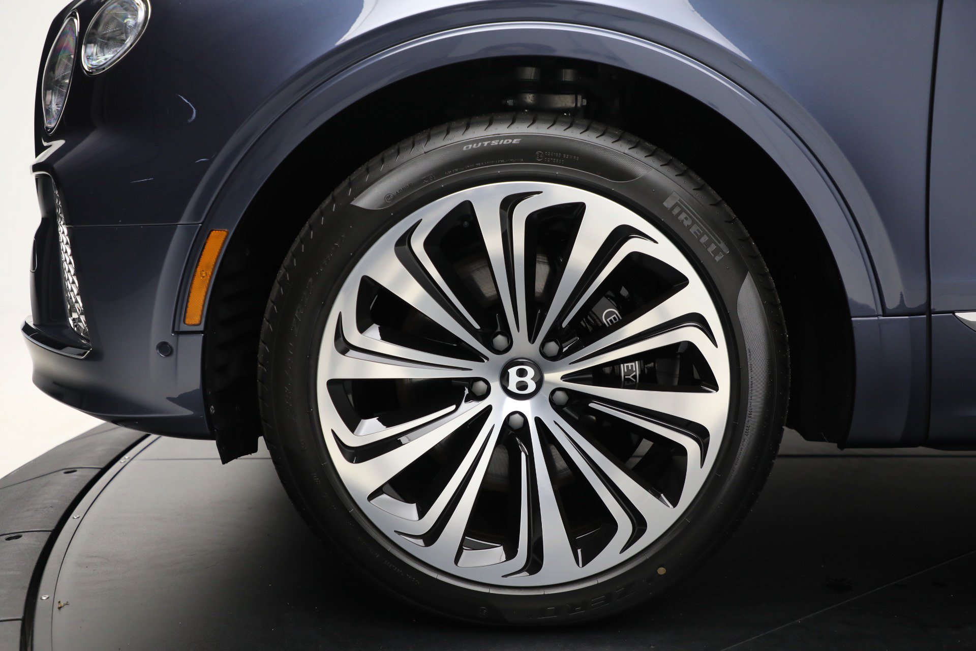 Certified 2025 Bentley Bentayga Extended Wheelbase AWD/4WD image 45
