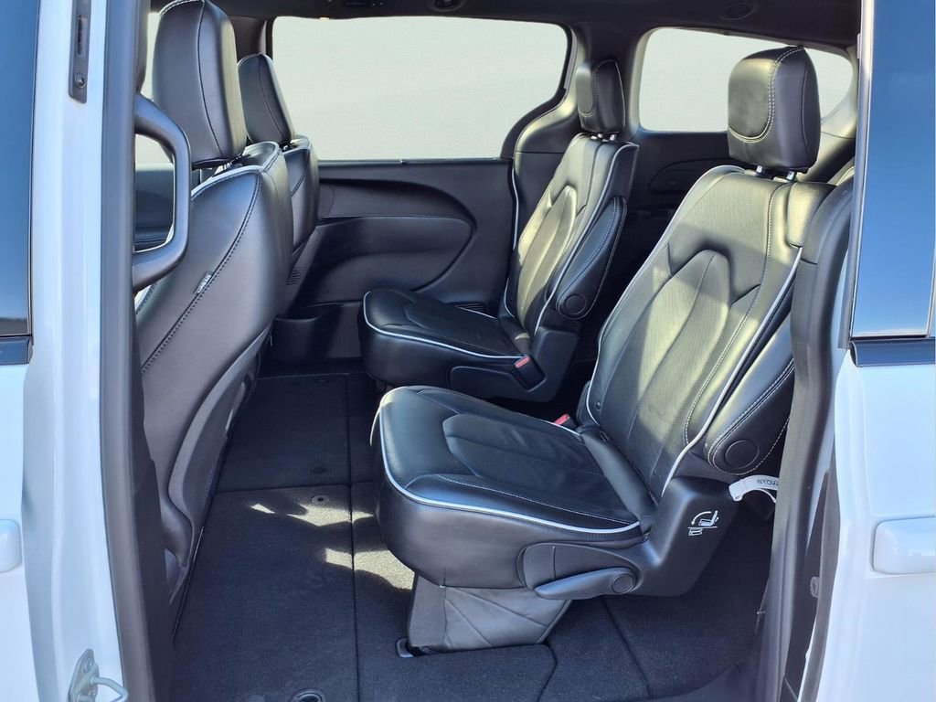Used 2025 Chrysler Pacifica Limited FWD image 22