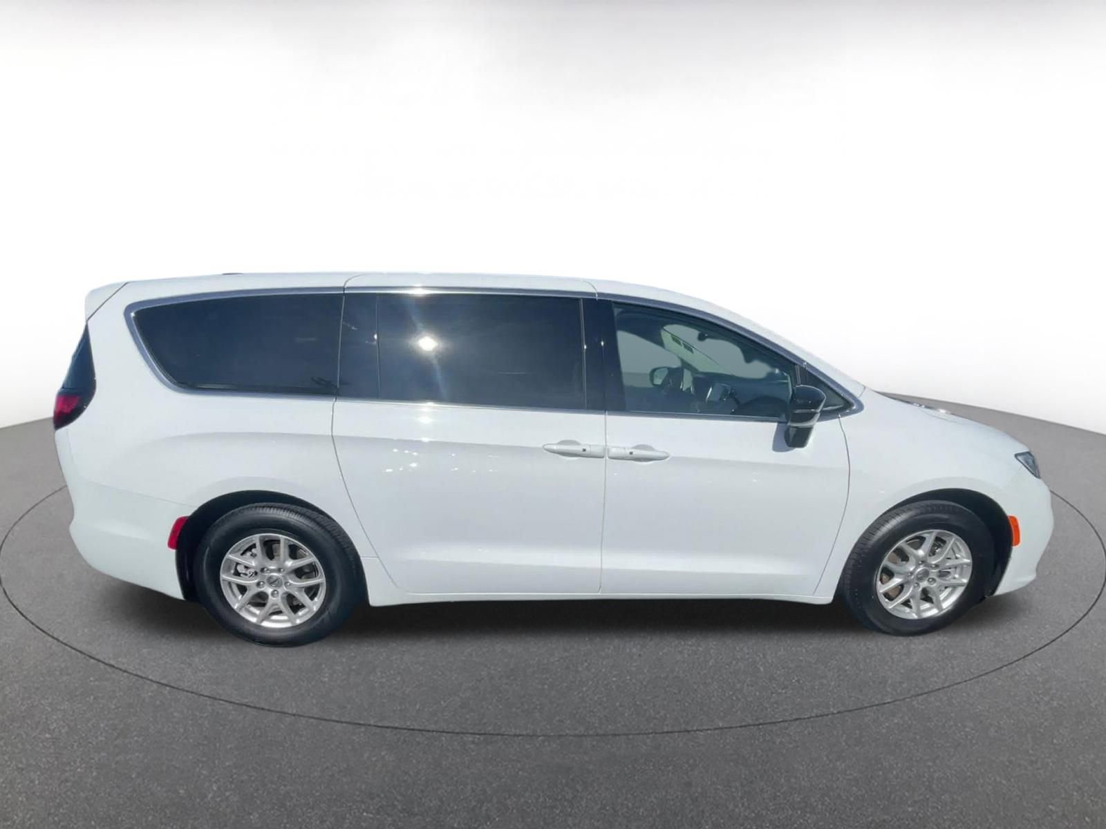 Used 2024 Chrysler Pacifica Touring-L image 16