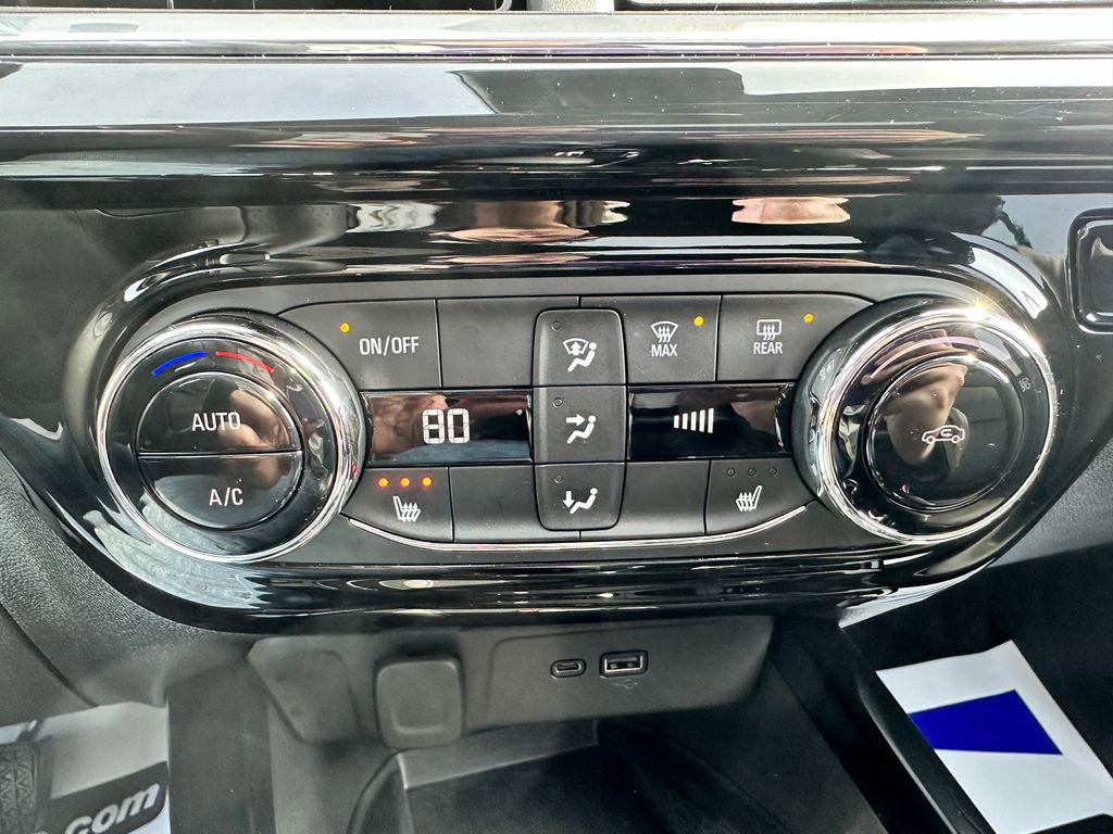 Used 2025 Chevrolet Trax RS w/ Sunroof Package image 12