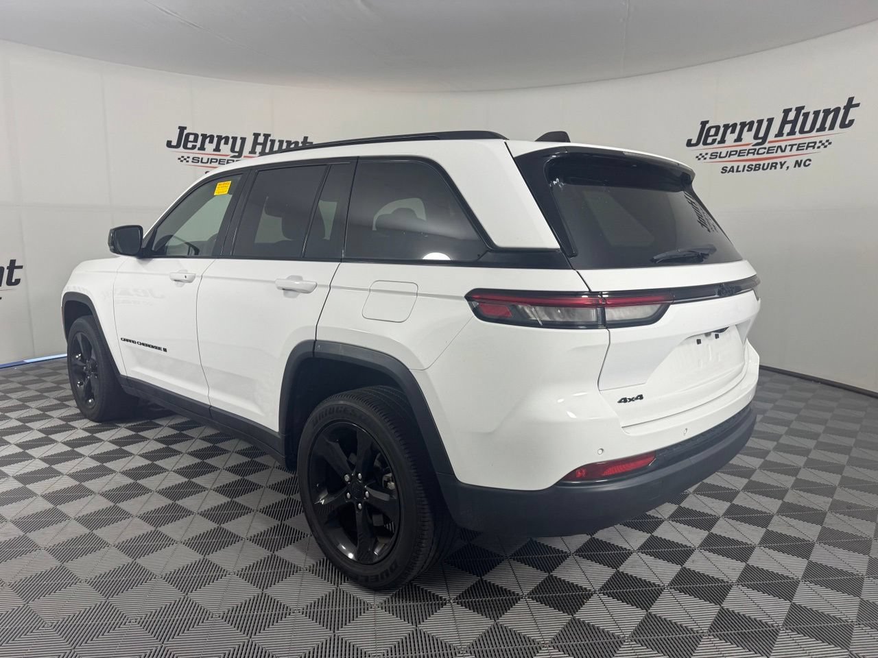Used 2023 Jeep Grand Cherokee Altitude AWD/4WD image 9