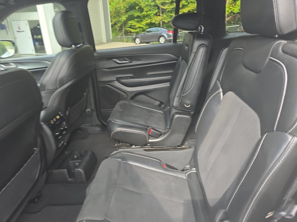Used 2024 Jeep Grand Cherokee L Altitude AWD/4WD image 16