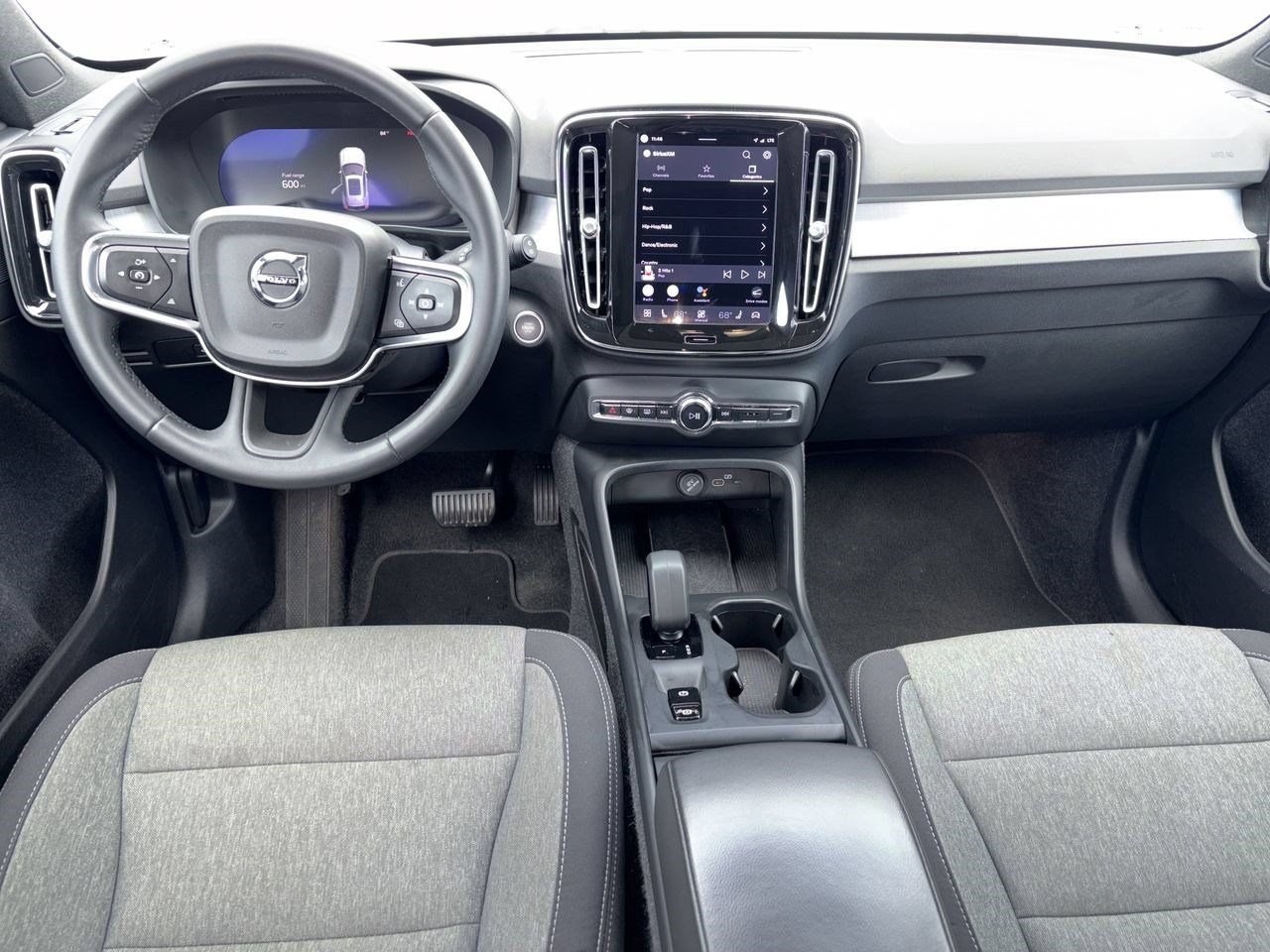 Used 2025 Volvo XC40 B5 Core AWD/4WD image 2