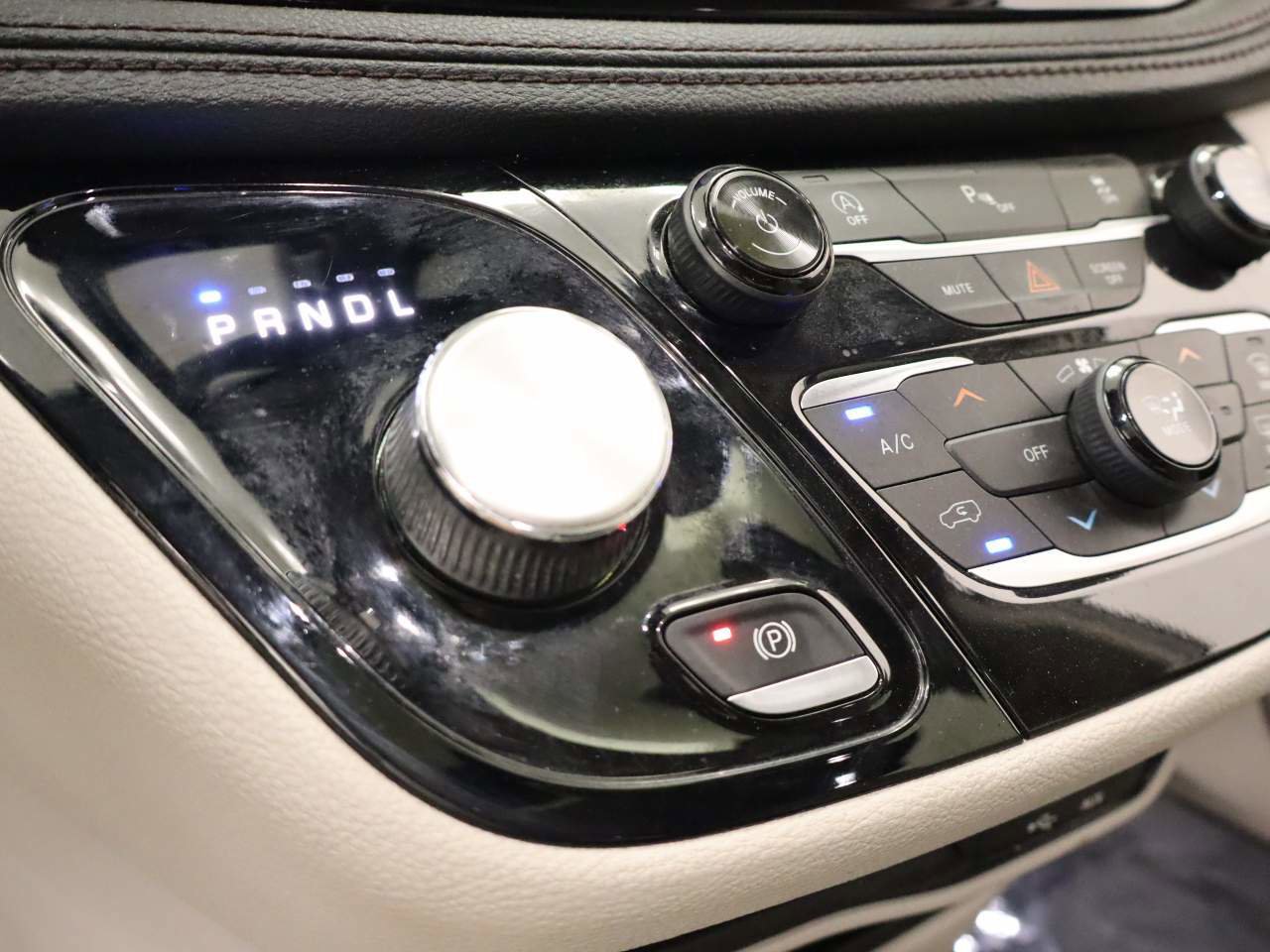 Used 2020 Chrysler Pacifica Limited image 9